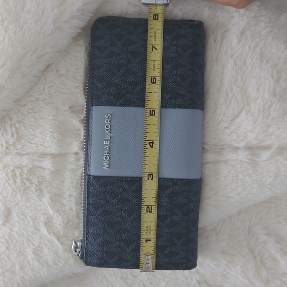 Michael Kors Wallet - Picture 6 of 7